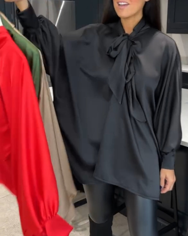 Enfärgad och elegant blus med bandkrage