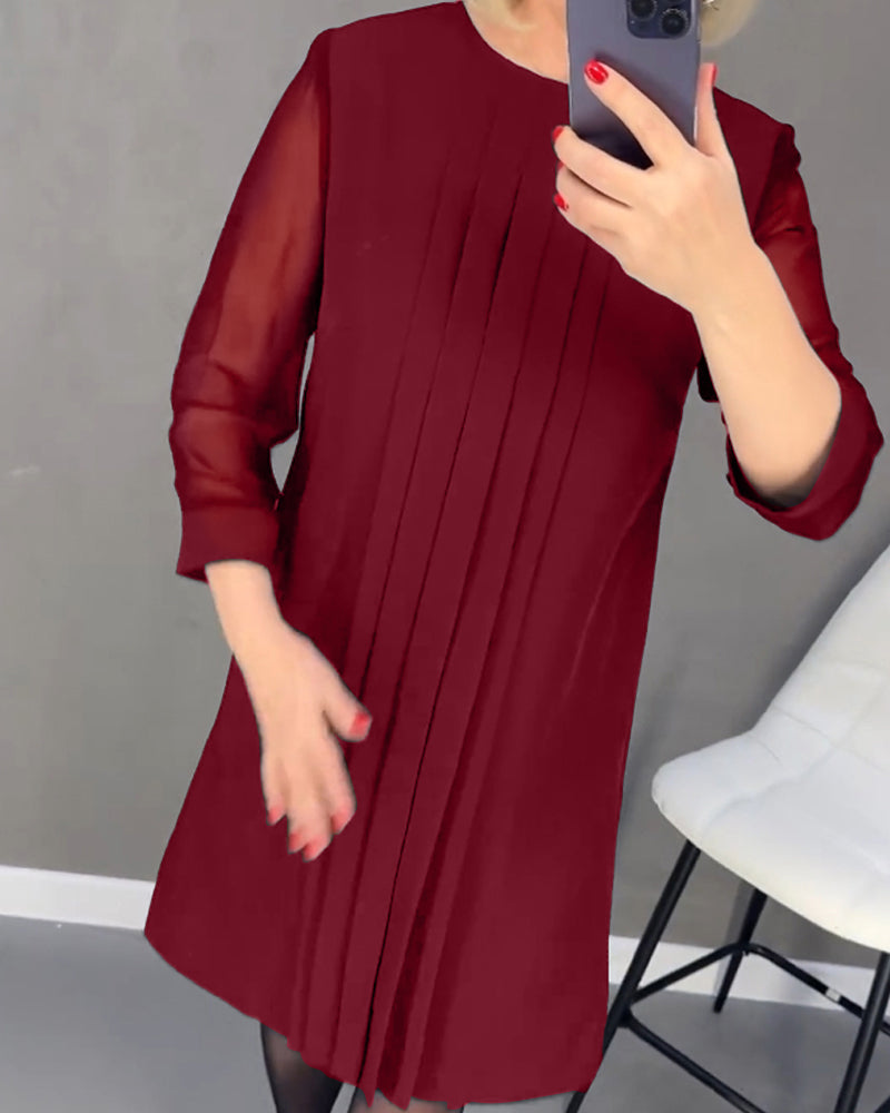 Plisserad enfärgad klänning i patchwork-mesh