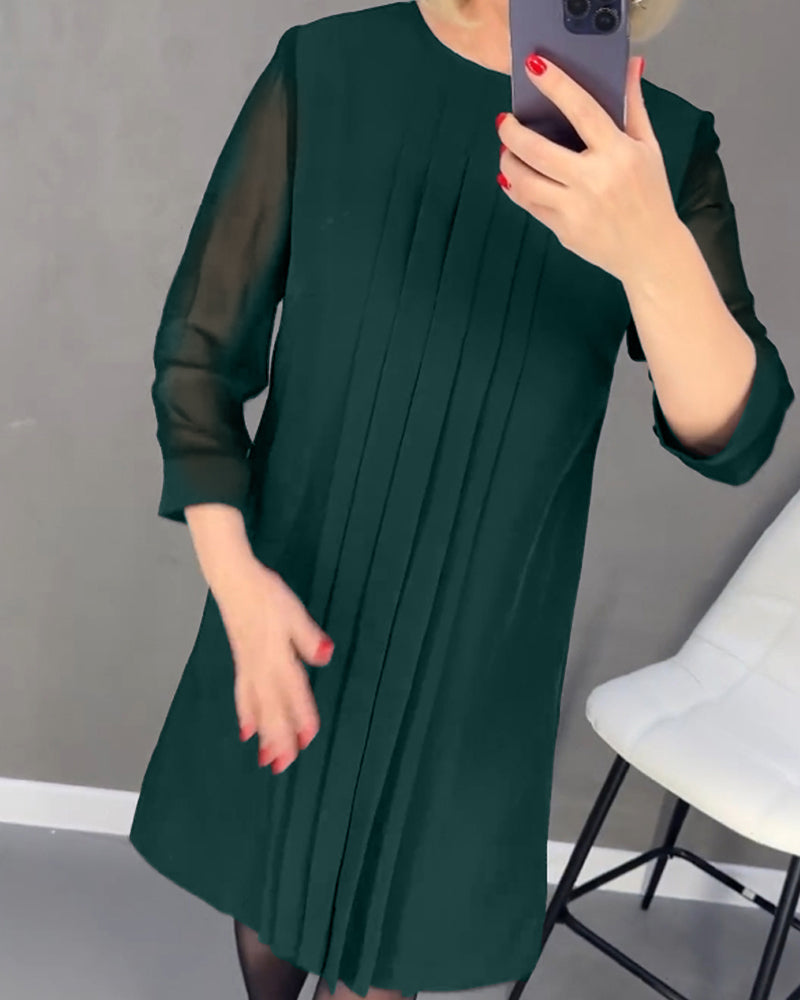 Plisserad enfärgad klänning i patchwork-mesh