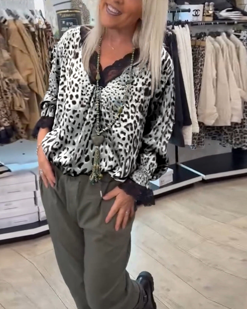 Moderiktig leopardmönstrad blus med V-ringad spets med patchwork