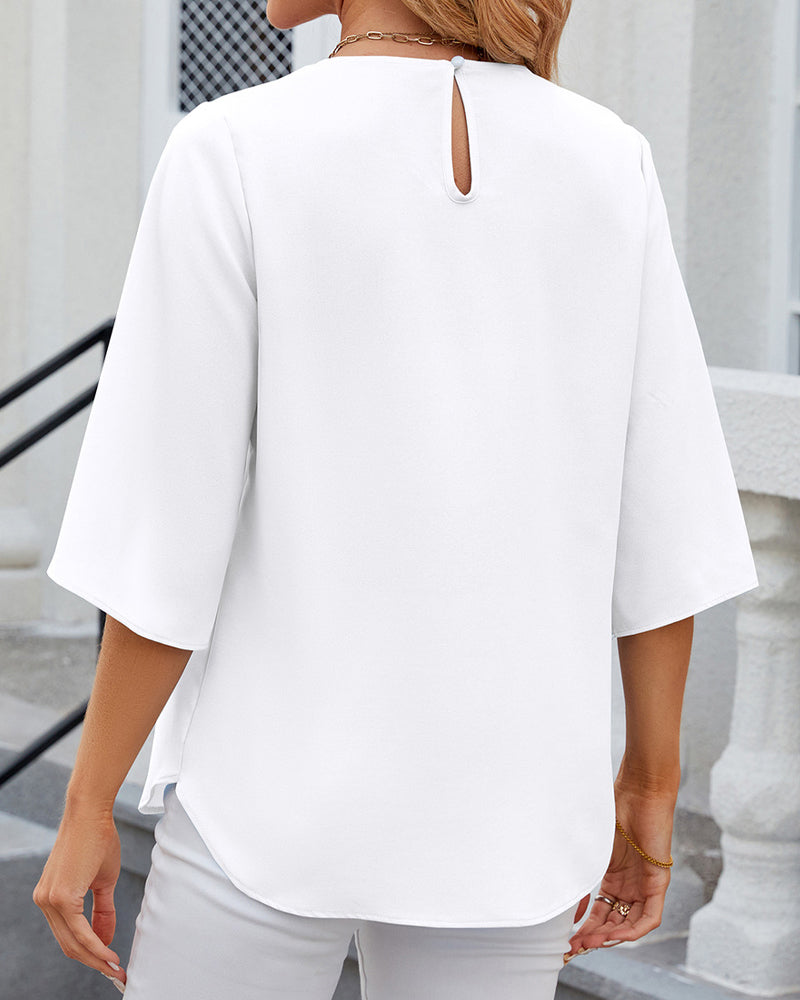 Elegant enfärgad blus med halv ärm