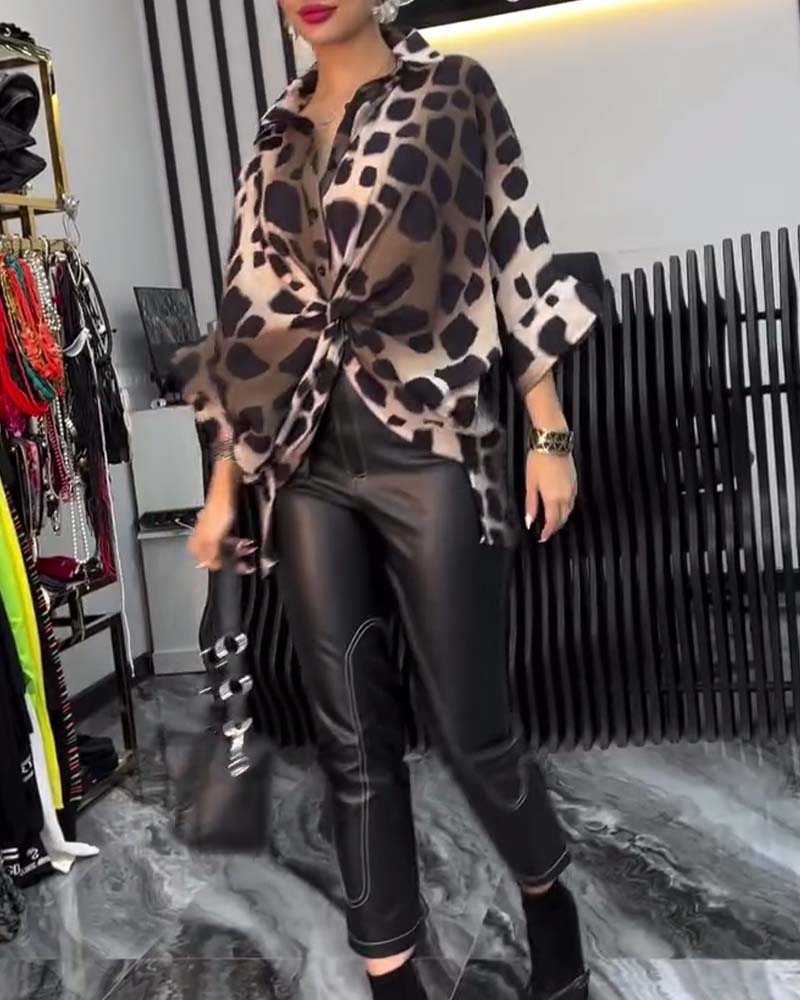 Temperamentblus med leopardmönster i slagslag