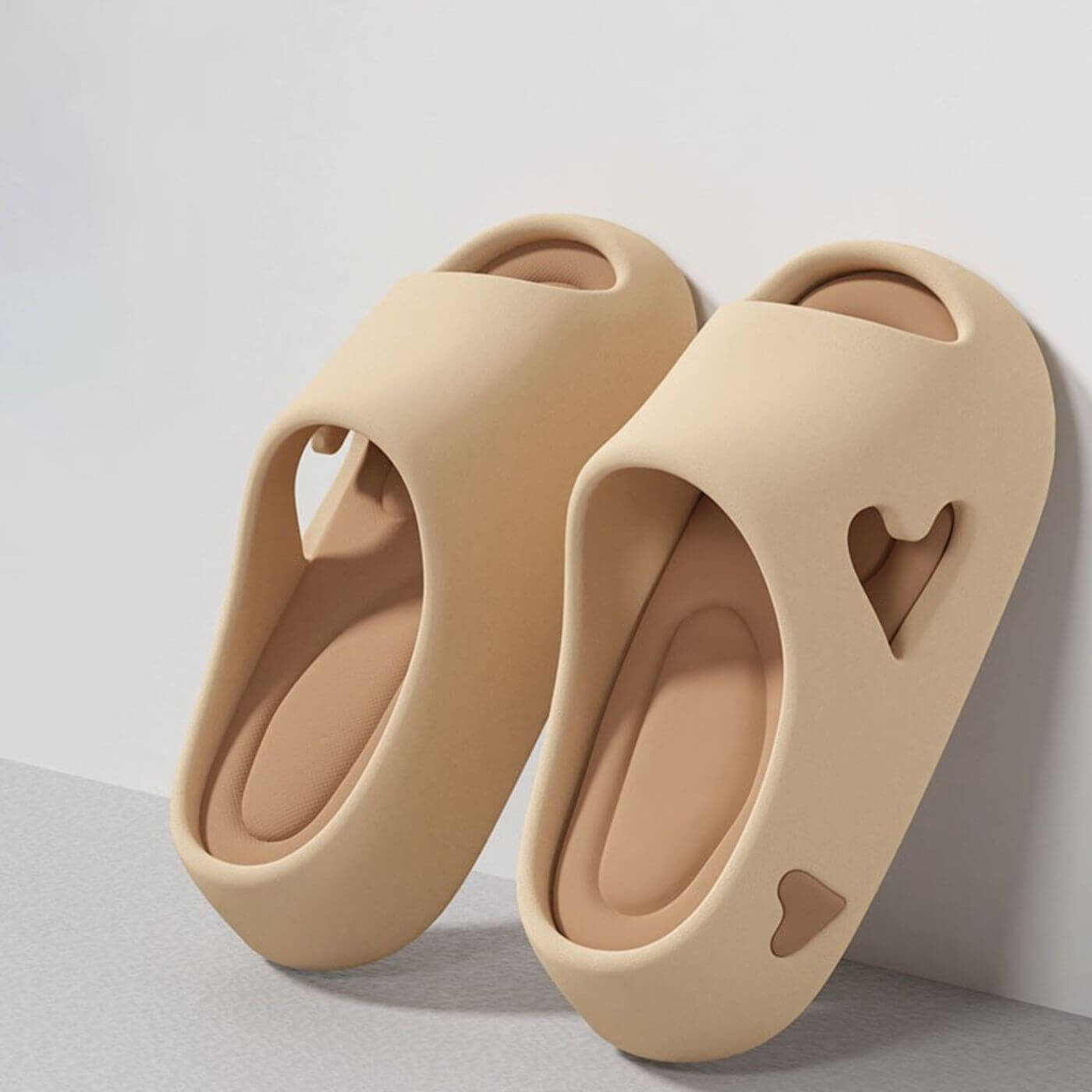 Amora™ - Flip-flops med hängande hjärtdesign och molnlik känsla