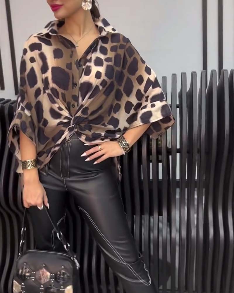 Temperamentblus med leopardmönster i slagslag