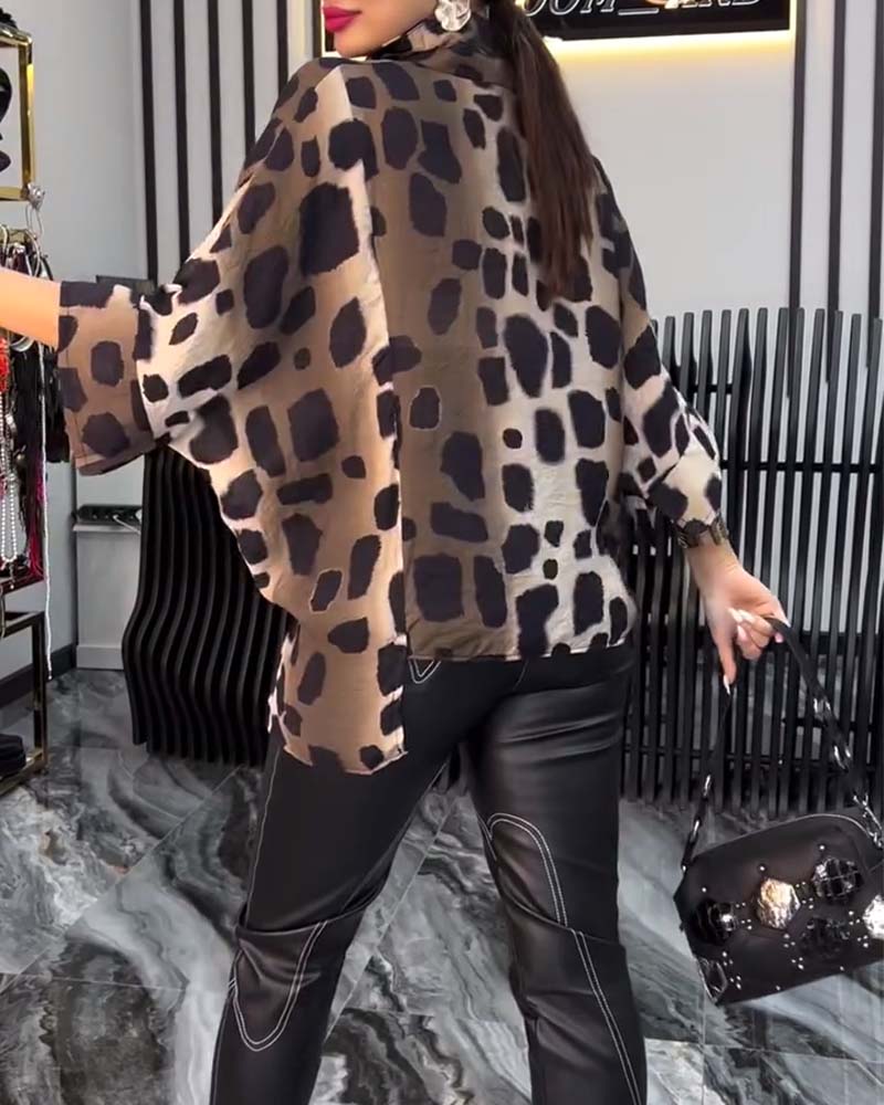 Temperamentblus med leopardmönster i slagslag