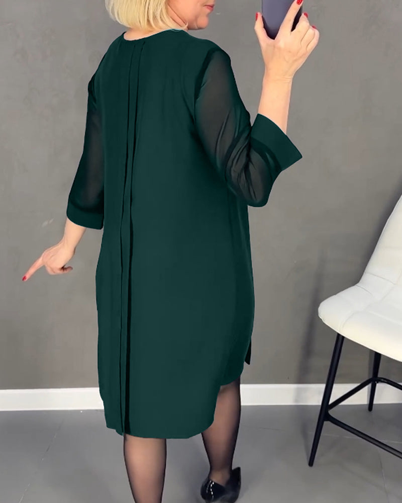 Plisserad enfärgad klänning i patchwork-mesh