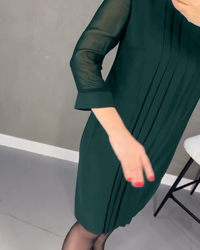 Plisserad enfärgad klänning i patchwork-mesh