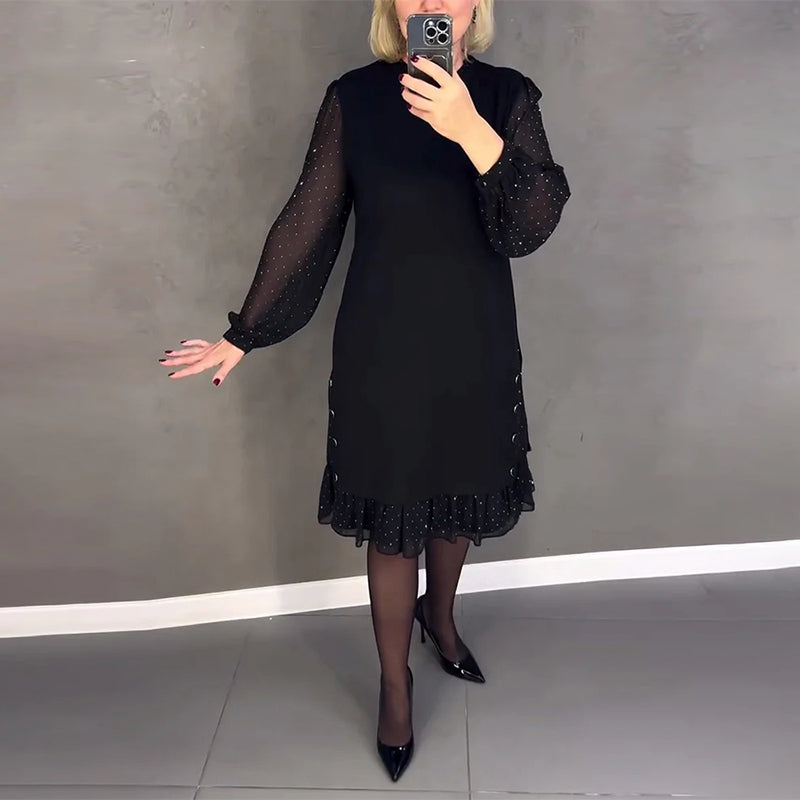Långärmad elegant klänning med prickiga ärmar