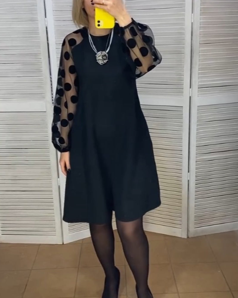 Klänning med elegant stil och prickmönster