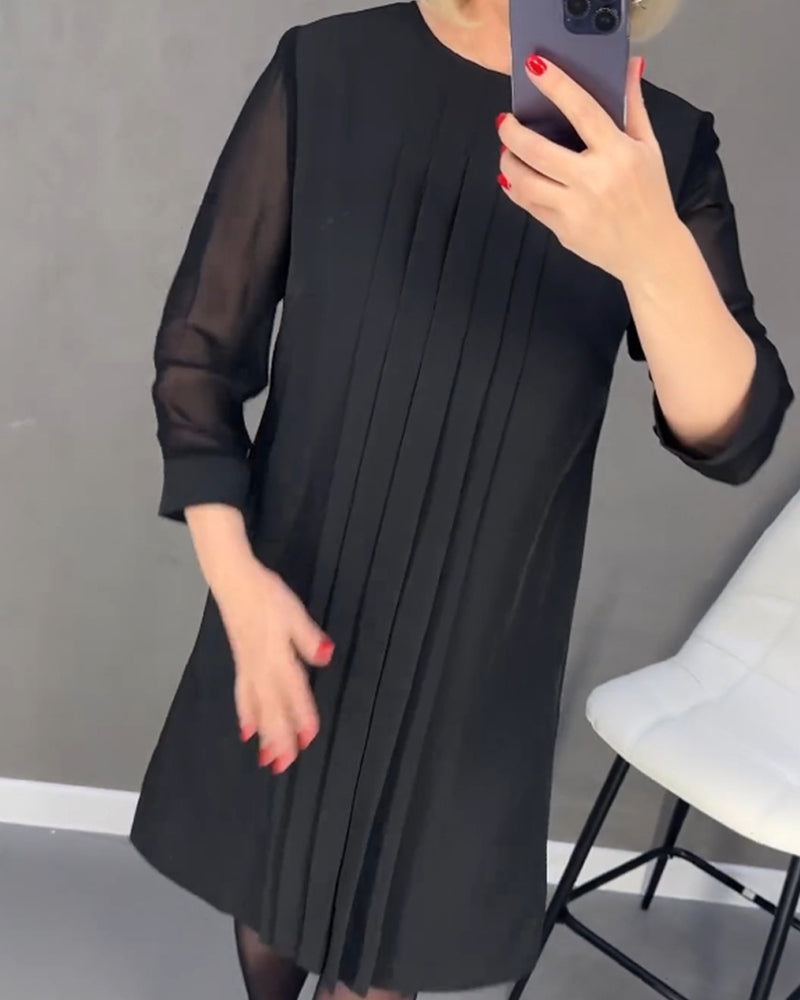 Plisserad enfärgad klänning i patchwork-mesh