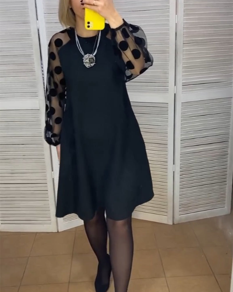 Klänning med elegant stil och prickmönster