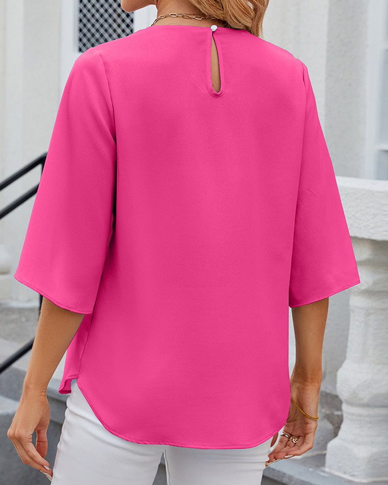 Elegant enfärgad blus med halv ärm